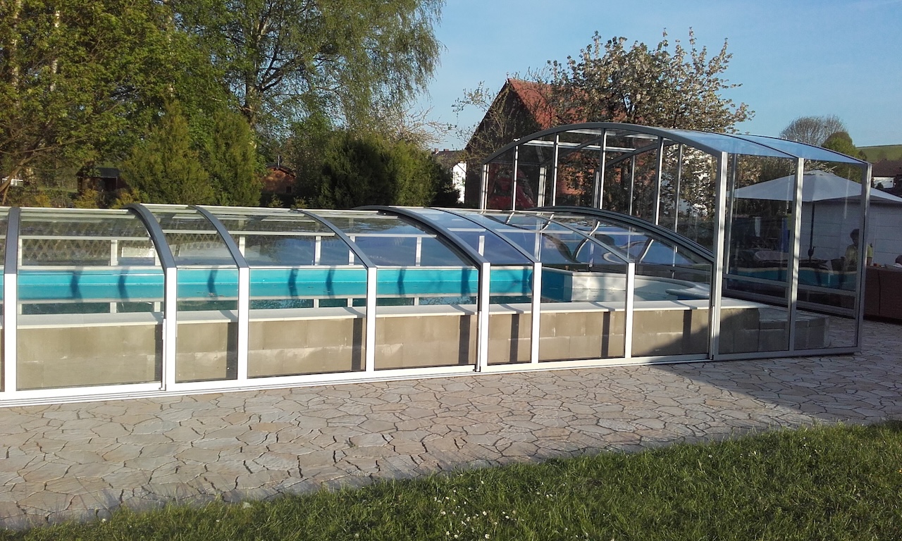 Poolüberdachung mit erhöhtem Vorbau