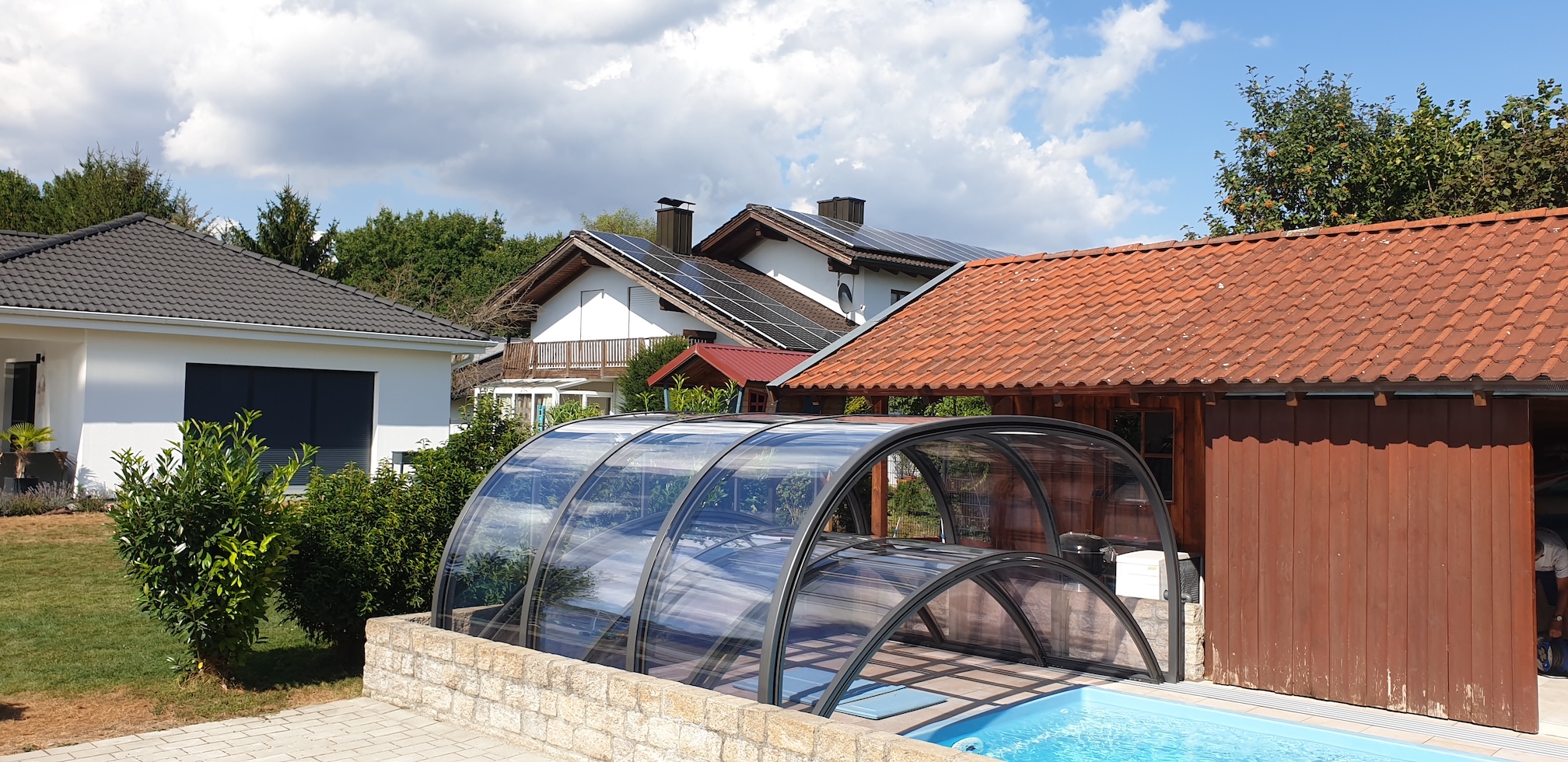 Poolüberdachung mit erhöhtem Vorbau