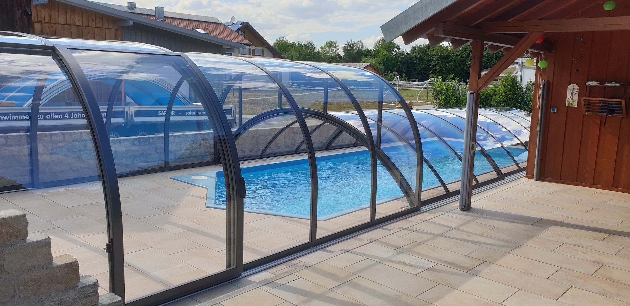Poolüberdachung mit erhöhtem Vorbau