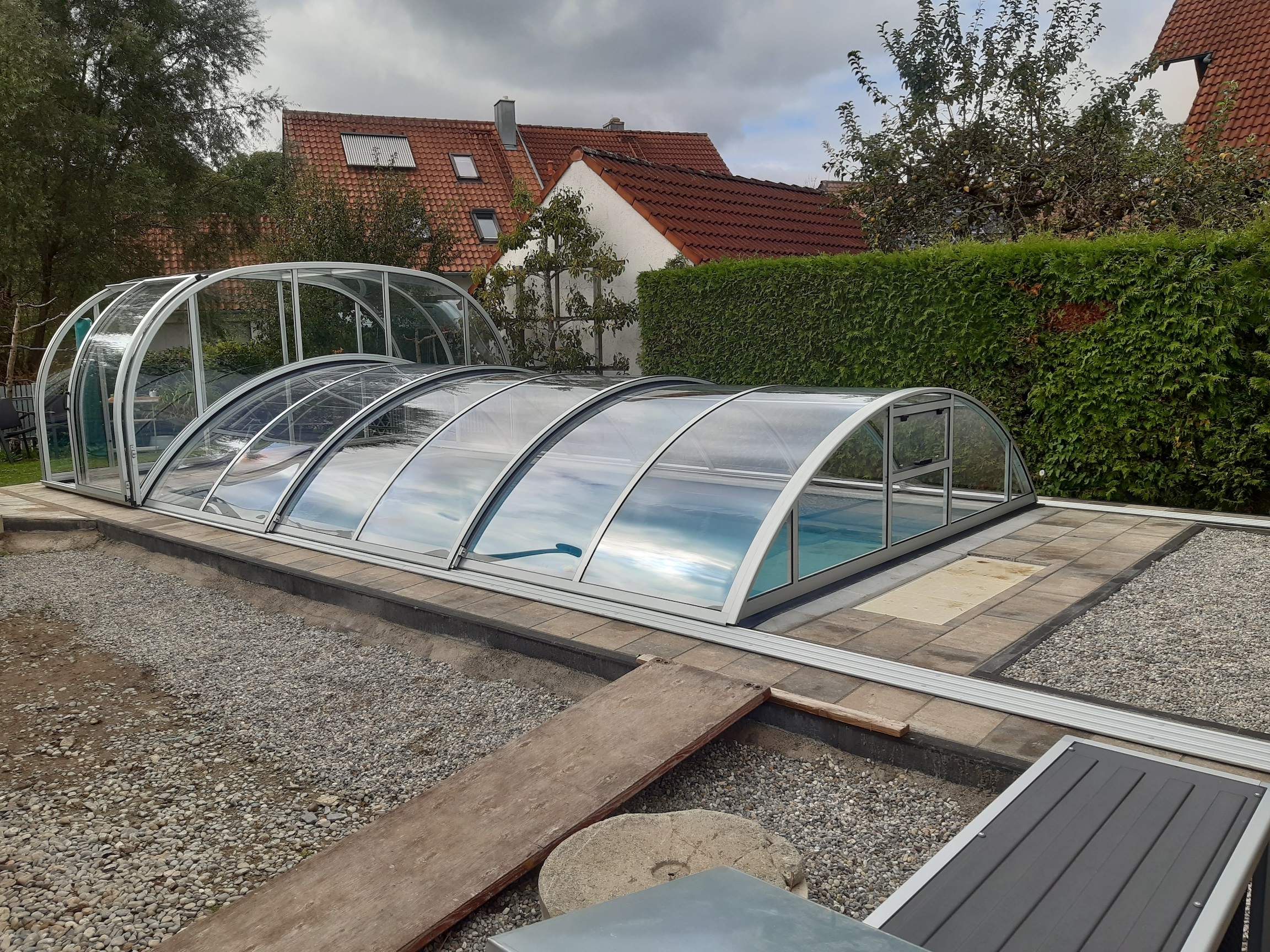 Poolüberdachung mit erhöhtem Vorbau