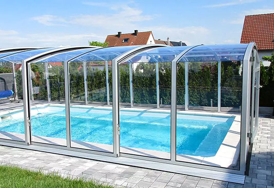 Hohe Poolüberdachung mit senkrechten Seitenwänden, Modell Carat hoch