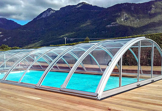 Poolüberdachung mit gebogener Dachfläche Modell Carat-sf