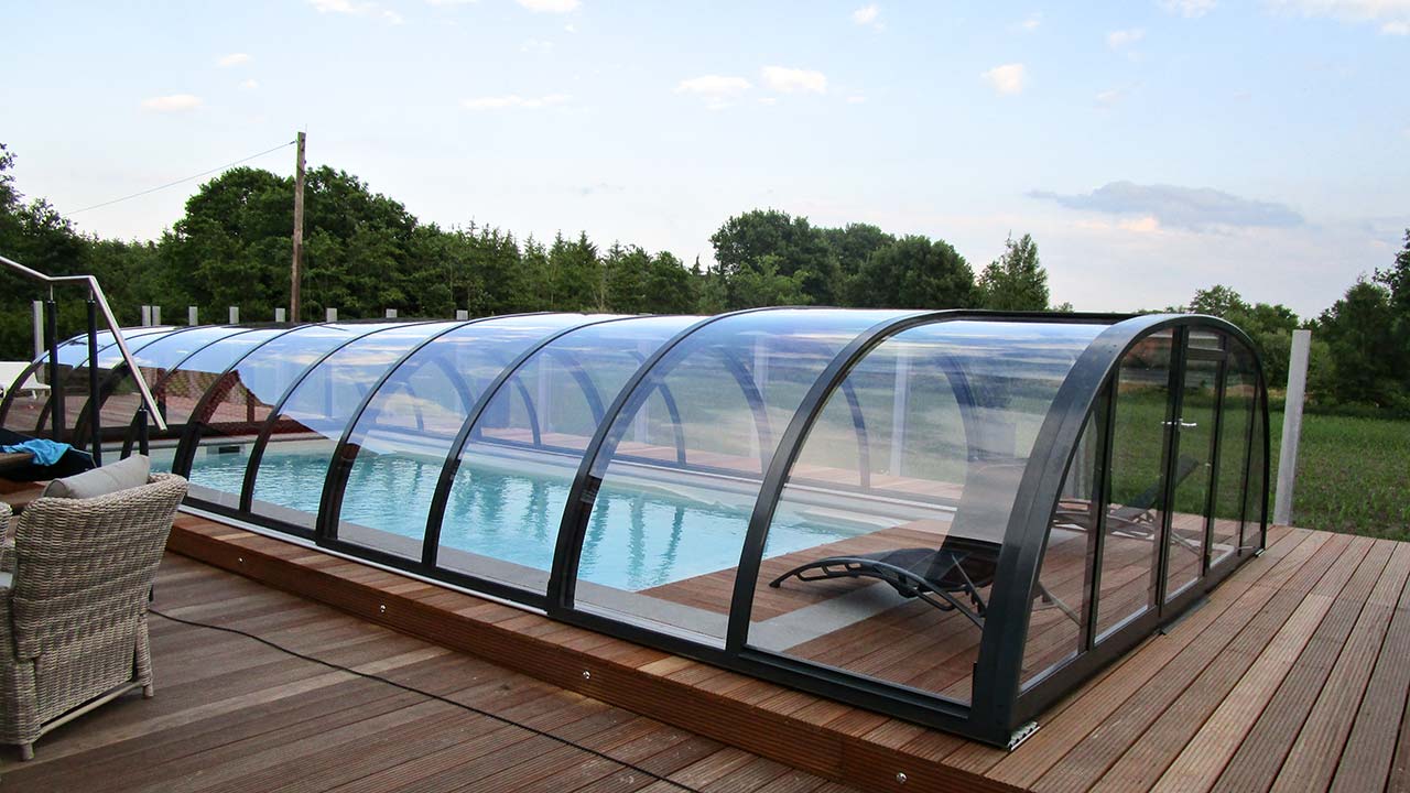 Halbhohe Poolüberdachung für eingeschränkte Grundstücke, Modell Zenith